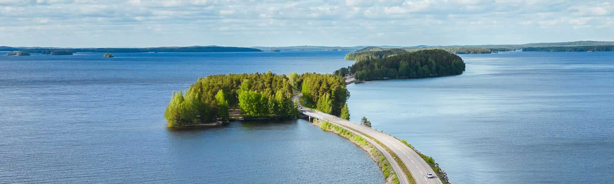 Autostrada w Finlandii - trasa widokowa Pulkkilanharju biegnąca przez jezioro Päijänne.