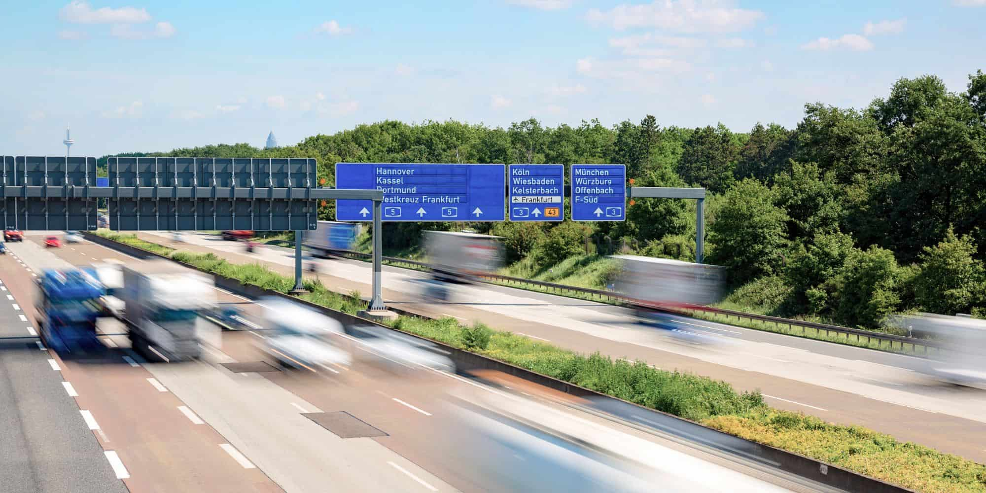 Szybko jadące auta po niemieckiej autostradzie.