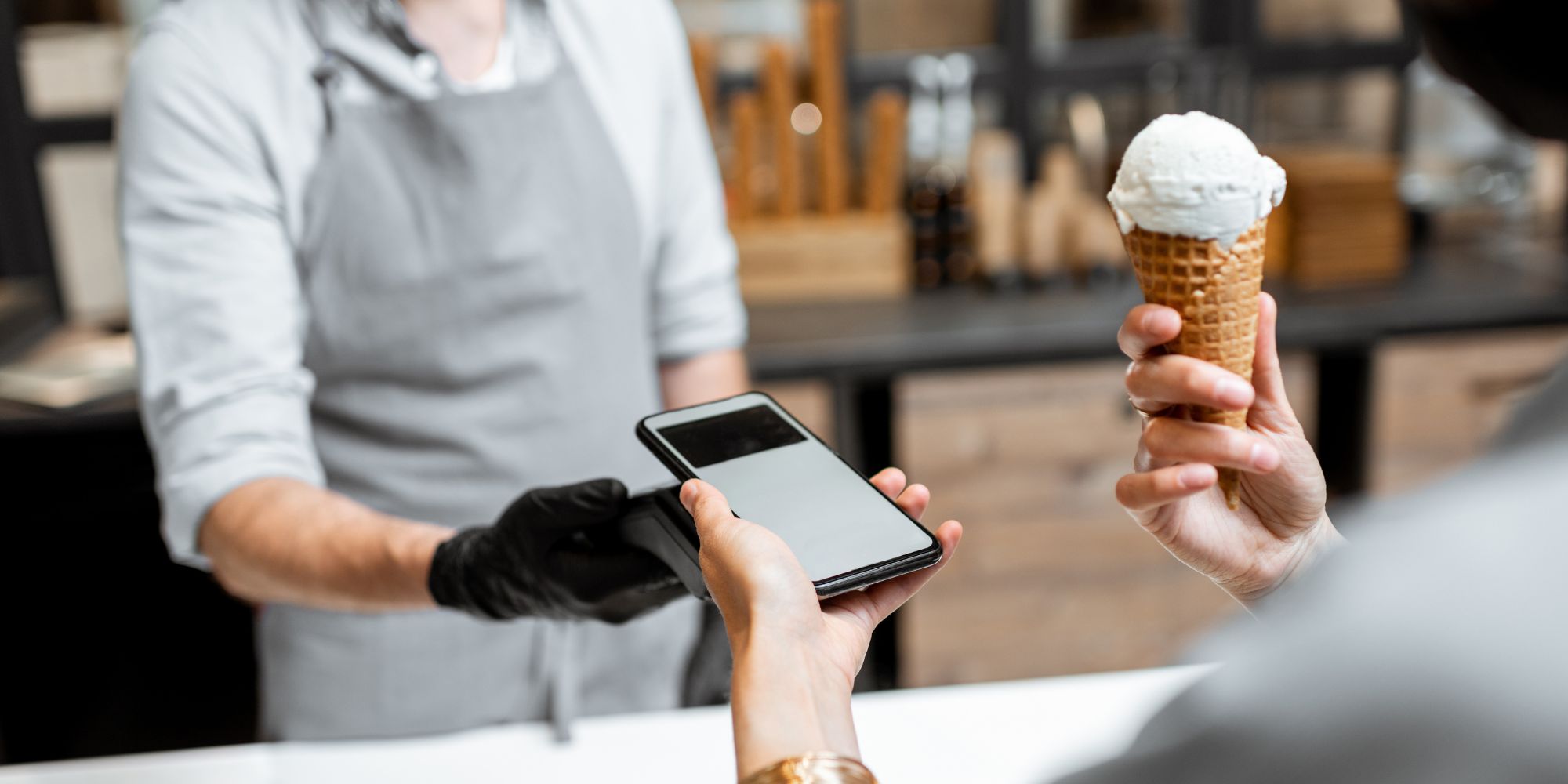 płacenie w kawiarni za lody smartfonem wakacje