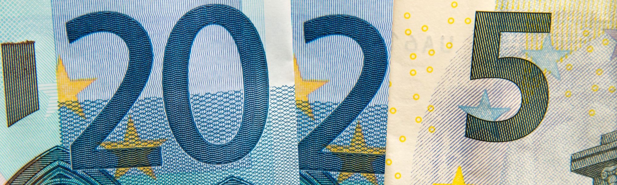 Banknoty euro ułożone w napis 2025.